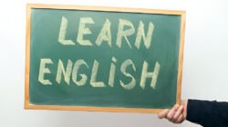 Ilutrasi - Gunakan strategi belajar Bahasa Inggris otodidak yang terbukti efektif meningkatkan kemampuan bicara dan menulis dengan cepat. (Dok. Ist)