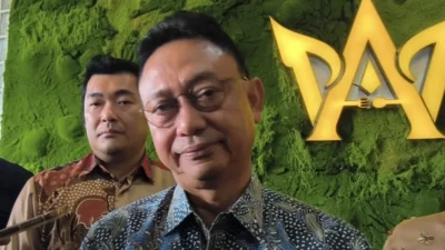 "Wali Kota Pontianak Edi Kamtono pastikan belum ada kasus virus Nipah. Pemkot perketat pengawasan kesehatan daging babi di pasar dan minta RS tetap siaga."