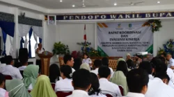 "Pemkab Sintang instruksikan validasi ulang data PKH guna sisir penerima tidak layak. Sekda peringatkan kades untuk tidak masukkan keluarga dalam daftar bantuan sosial."