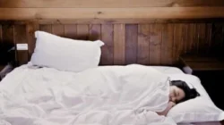 "Penelitian ilmiah ungkap hubungan kualitas tidur dan risiko kanker payudara pada perempuan. Simak peran hormon melatonin dan tips pencegahannya di sini."