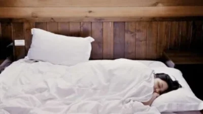 "Penelitian ilmiah ungkap hubungan kualitas tidur dan risiko kanker payudara pada perempuan. Simak peran hormon melatonin dan tips pencegahannya di sini."