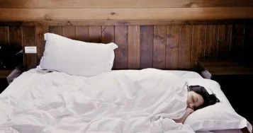 "Penelitian ilmiah ungkap hubungan kualitas tidur dan risiko kanker payudara pada perempuan. Simak peran hormon melatonin dan tips pencegahannya di sini."