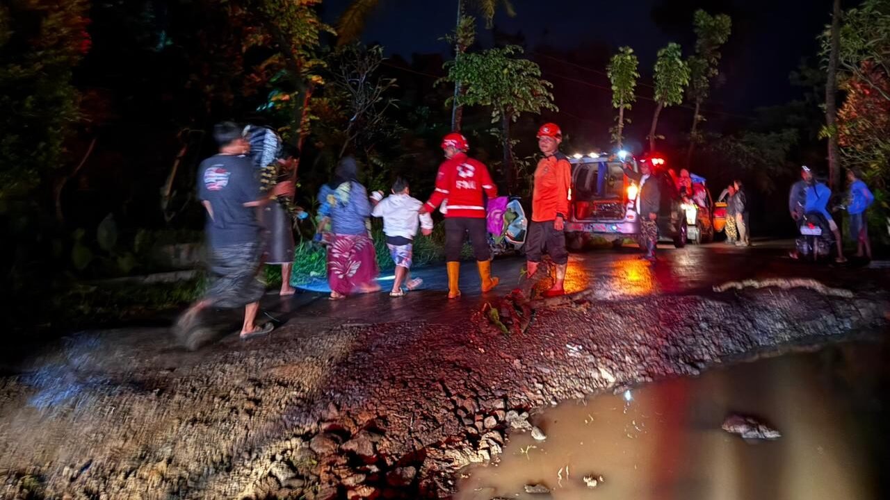 Proses evakuasi warga terdampak pergerakan tanah di Desa Padasari, Kecamatan Jatinegara, Kabupaten Tegal, Jawa Tengah. (Dok. BPBD Provinsi Jawa Tengah)