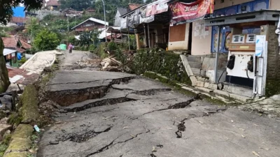 "Bencana tanah bergerak di Desa Padasari, Tegal, rusak 464 rumah dan fasilitas umum. Ribuan warga serta santri mengungsi, status tanggap darurat ditetapkan."