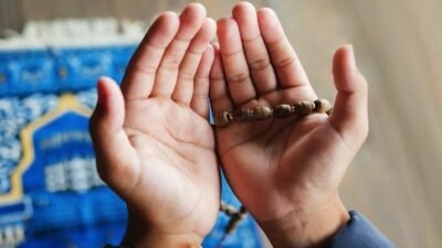 Ilustrasi - Sibuk bekerja saat malam Nisfu Syaban? Simak tips raih pahala dan amalan ringan yang tetap berbobot di tengah padatnya aktivitas Senin ini. (Dok. Ist)