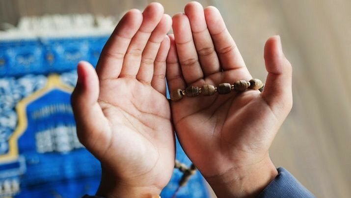 Ilustrasi - Sibuk bekerja saat malam Nisfu Syaban? Simak tips raih pahala dan amalan ringan yang tetap berbobot di tengah padatnya aktivitas Senin ini. (Dok. Ist)