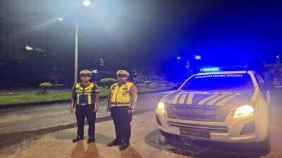 Personel Satlantas Polres Sekadau melaksanakan Blue Light Patrol di Jalan Merdeka Selatan guna mencegah aksi balap liar setelah waktu sahur.