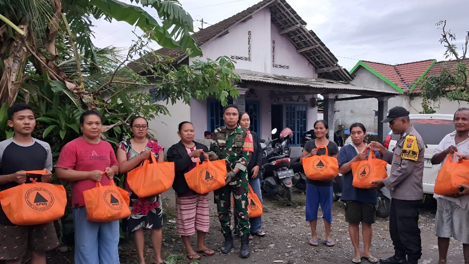 BPBD Kabupaten Blitar memberikan bantuan logistik dan bersama warga bahu membahu perbaiki rumah yang rusak pascaditerjang angin kencang di wilayah Kabupaten Sukabumi, Jawa Barat pada Jumat (27/2). (Dok: HO/Faktakalbar.id)
