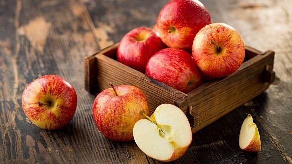 "Inilah daftar buah yang wajib ada saat Imlek beserta makna filosofisnya. Dari jeruk Mandarin hingga nanas, semua memiliki simbol keberuntungan dan rezeki. "