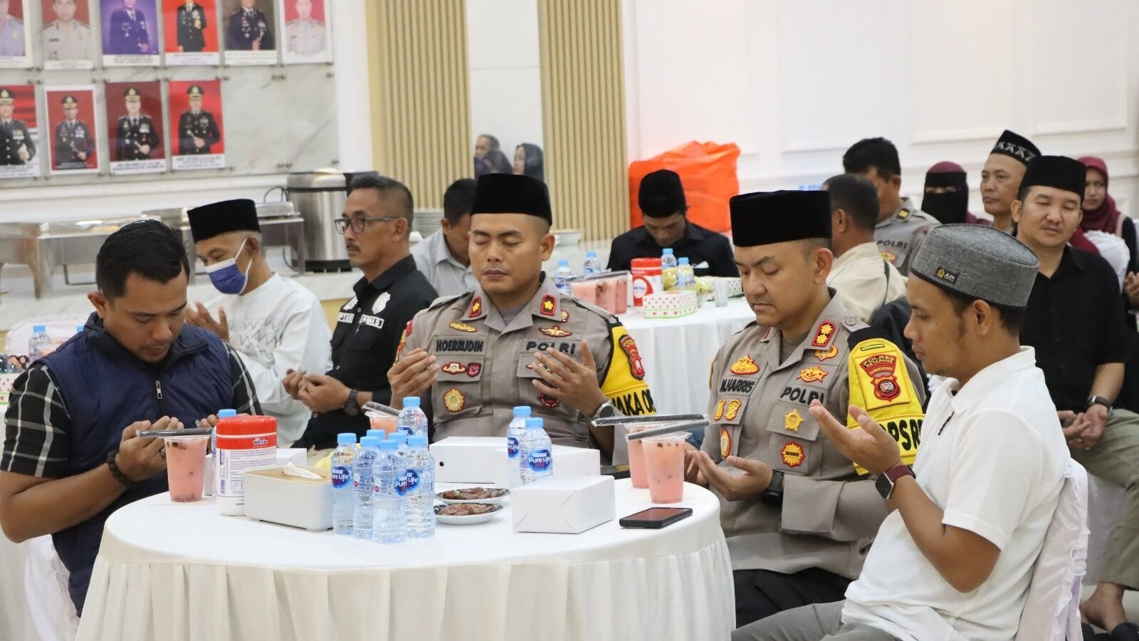 Kapolres Ketapang Muhammad Harris dan Wakapolres Khoeruddin memimpin doa bersama awak media dalam acara buka puasa bersama di Aula Mapolres Ketapang. (Dok. HO/Faktakalbar.id)