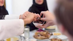 Ilustrasi - Batasi konsumsi kurma sebanyak tiga butir saja agar Anda masih memiliki ruang untuk nutrisi lain dan tidak kelebihan kalori di awal waktu berbuka. (Dok. Ist)