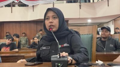 "Usai aksi lapangan dan mengheningkan cipta, massa demonstrasi di DPRD Kalbar menyampaikan tuntutan keras di Ruang Paripurna terkait kekerasan aparat dan reformasi Polri. "