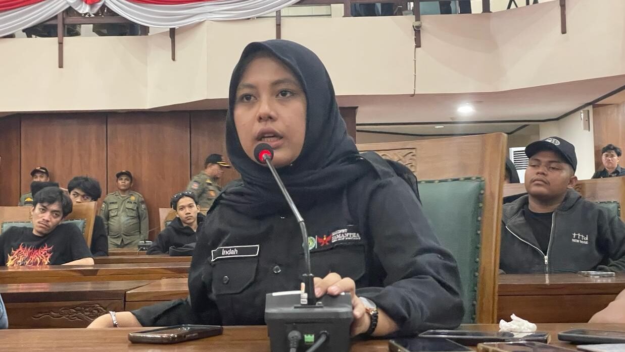 "Usai aksi lapangan dan mengheningkan cipta, massa demonstrasi di DPRD Kalbar menyampaikan tuntutan keras di Ruang Paripurna terkait kekerasan aparat dan reformasi Polri. "