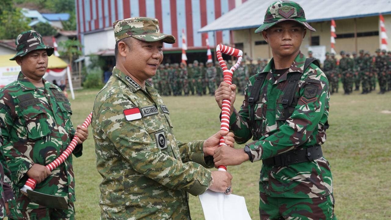 Bupati Ketapang Alexander Wilyo menyerahkan alat kerja berupa sekop kepada perwakilan prajurit TNI saat upacara pembukaan TMMD ke-127 di Desa Selangkut Raya. (Dok. HO/Faktakalbar.id)
