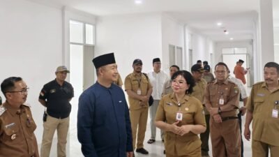 Bupati Ketapang Alexander Wilyo didampingi jajaran Dinas Kesehatan saat meninjau langsung progres fisik bangunan RS Pratama Sandai yang ditargetkan beroperasi pada 2026.