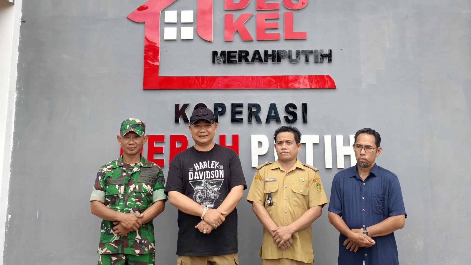 Bupati Ketapang Alexander Wilyo saat melakukan peninjauan langsung progres pembangunan gedung Koperasi Desa Merah Putih di wilayah Kecamatan Nanga Tayap, Selasa (24/2/2026).