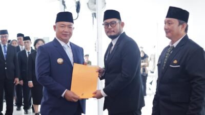 "Bupati Ketapang Alexander Wilyo melantik pejabat manajerial baru awal 2026. Pejabat kini diwajibkan aktif di media sosial untuk merespons keluhan warga. "