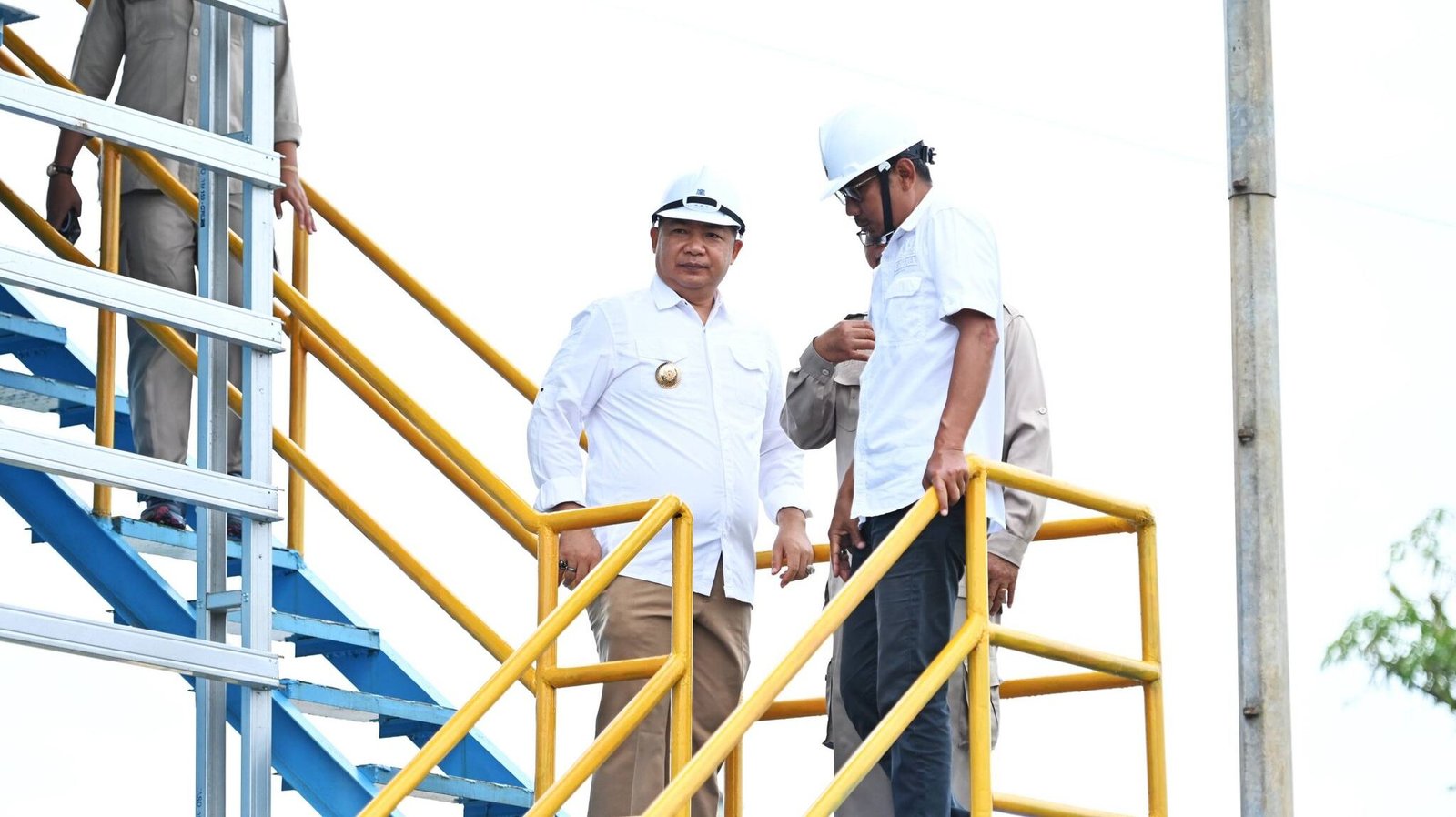 Bupati Ketapang Alexander Wilyo didampingi pejabat terkait meninjau instalasi pengolahan air bersih usai meresmikan IPA PMD-1 Mulia Baru. (Dok. HO/Faktakalbar.id)