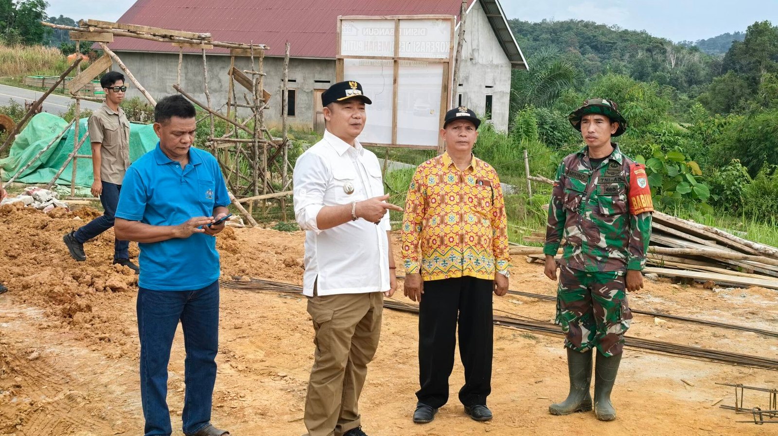 Bupati Ketapang Alexander Wilyo meninjau progres pembangunan Koperasi Desa Merah Putih di Desa Semandang Kiri didampingi unsur TNI dan tokoh masyarakat. (Dok. HO/Faktakalbar.id)