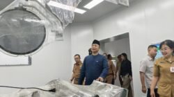 Bupati Ketapang Alexander Wilyo bersama jajaran meninjau langsung kesiapan peralatan medis yang masih terbungkus plastik di dalam ruangan Rumah Sakit Pratama Sandai. (Dok. HO/Faktakalbar.id)