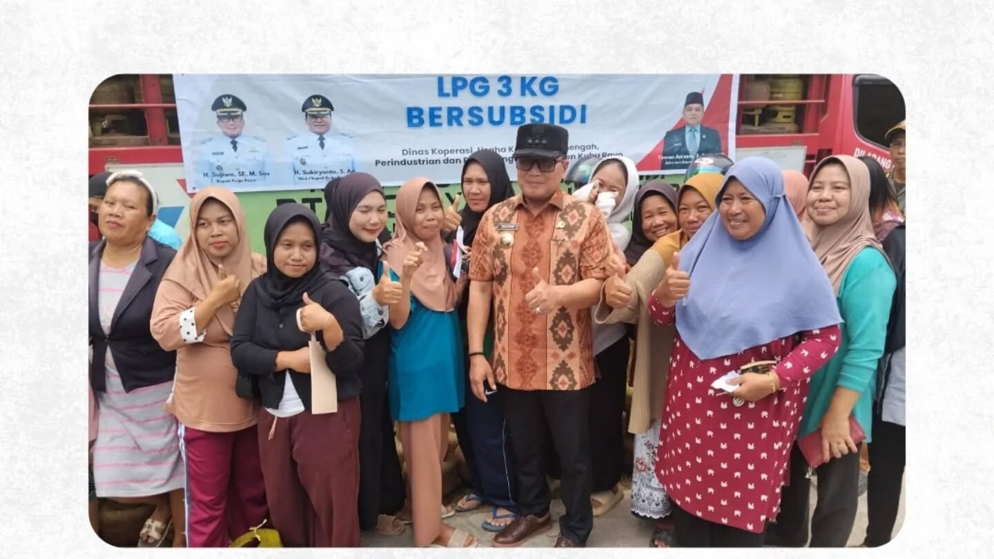 Bupati Kubu Raya Sujiwo berfoto bersama warga saat meninjau operasi pasar elpiji 3 kg bersubsidi di halaman Kantor Camat Sungai Raya. (Dok. HO/Faktakalbar.id)