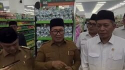 Bupati Kubu Raya, Sujiwo, saat mendampingi Menteri Koperasi dan UKM, Ferry Juliantono, meninjau geliat usaha lokal di Sungai Ambawang, Senin (9/2/2026).