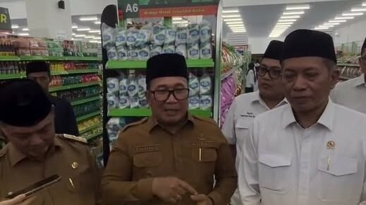 Bupati Kubu Raya, Sujiwo, saat mendampingi Menteri Koperasi dan UKM, Ferry Juliantono, meninjau geliat usaha lokal di Sungai Ambawang, Senin (9/2/2026).
