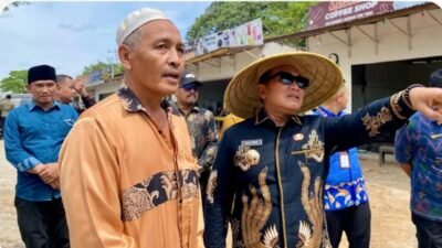 Bupati Kubu Raya Sujiwo mengenakan caping saat meninjau penataan kawasan Simpang Desa Durian, Sungai Ambawang. (Dok. HO/Faktakalbar.id)