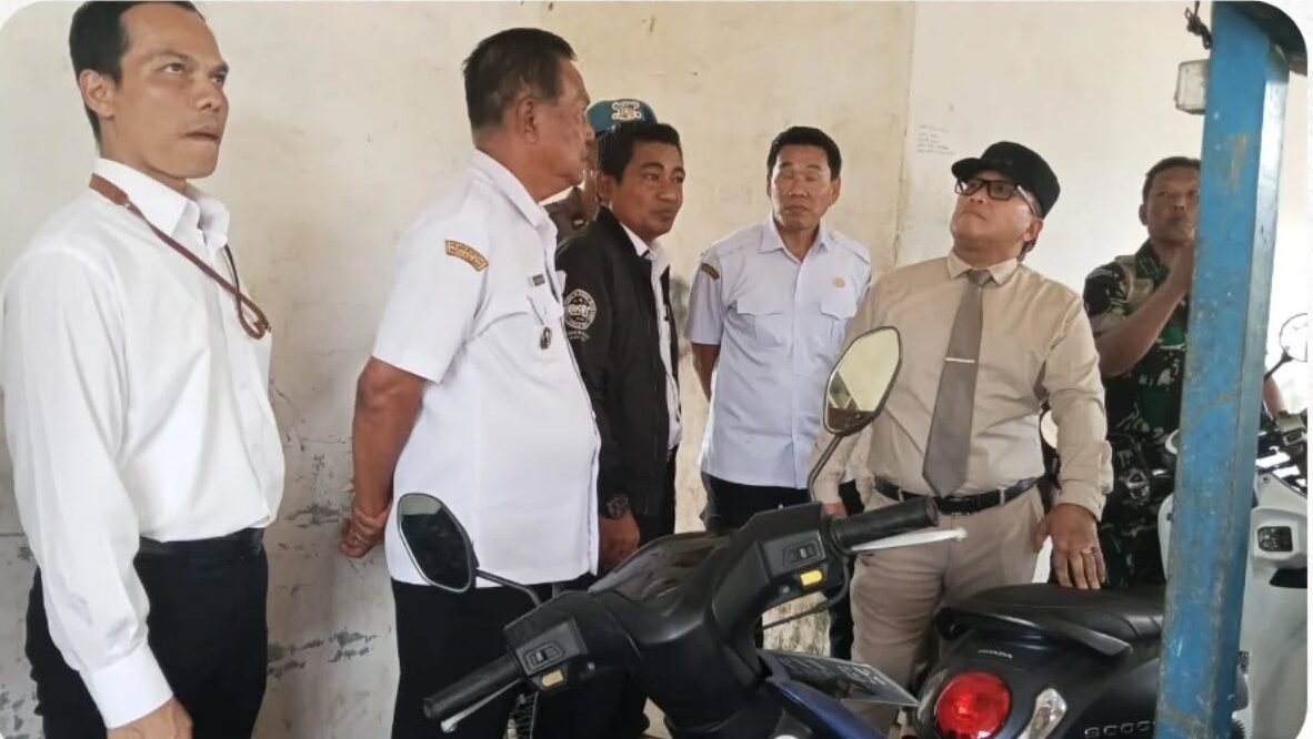 Bupati Kubu Raya, Sujiwo, didampingi jajaran pejabat terkait sedang meninjau kondisi fisik bangunan eks terminal Pasar Kakap yang rencananya akan direvitalisasi. (Dok. HO/Faktakalbar.id)