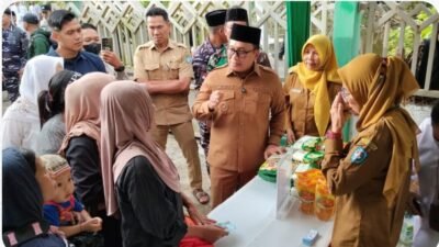 Bupati Kubu Raya, Sujiwo, meninjau langsung pelaksanaan operasi pasar elpiji bersubsidi dan sembako di Desa Sungai Kupah. (Dok. HO/Faktakalbar.id)