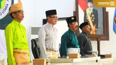Bupati Kayong Utara Romi Wijaya bersama pengurus MABM menyanyikan lagu kebangsaan saat pembukaan Rakerda MABM Tahun 2026 di Pendopo Bupati. (Dok. HO/Faktakalbar.id)