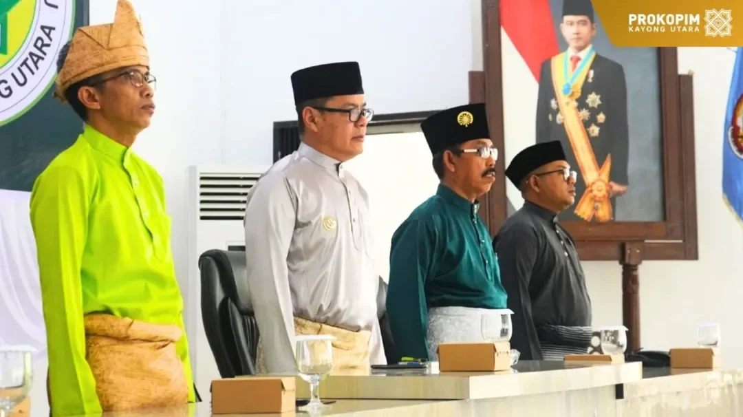 Bupati Kayong Utara Romi Wijaya bersama pengurus MABM menyanyikan lagu kebangsaan saat pembukaan Rakerda MABM Tahun 2026 di Pendopo Bupati. (Dok. HO/Faktakalbar.id)
