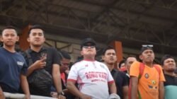 Bupati Sujiwo memberikan dukungan langsung kepada tim PS Kubu Raya dari tribun Stadion Sultan Syarif Abdurrahman (SSA) Pontianak. (Dok. HO/Faktakalbar.id)