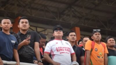 Bupati Sujiwo memberikan dukungan langsung kepada tim PS Kubu Raya dari tribun Stadion Sultan Syarif Abdurrahman (SSA) Pontianak. (Dok. HO/Faktakalbar.id)