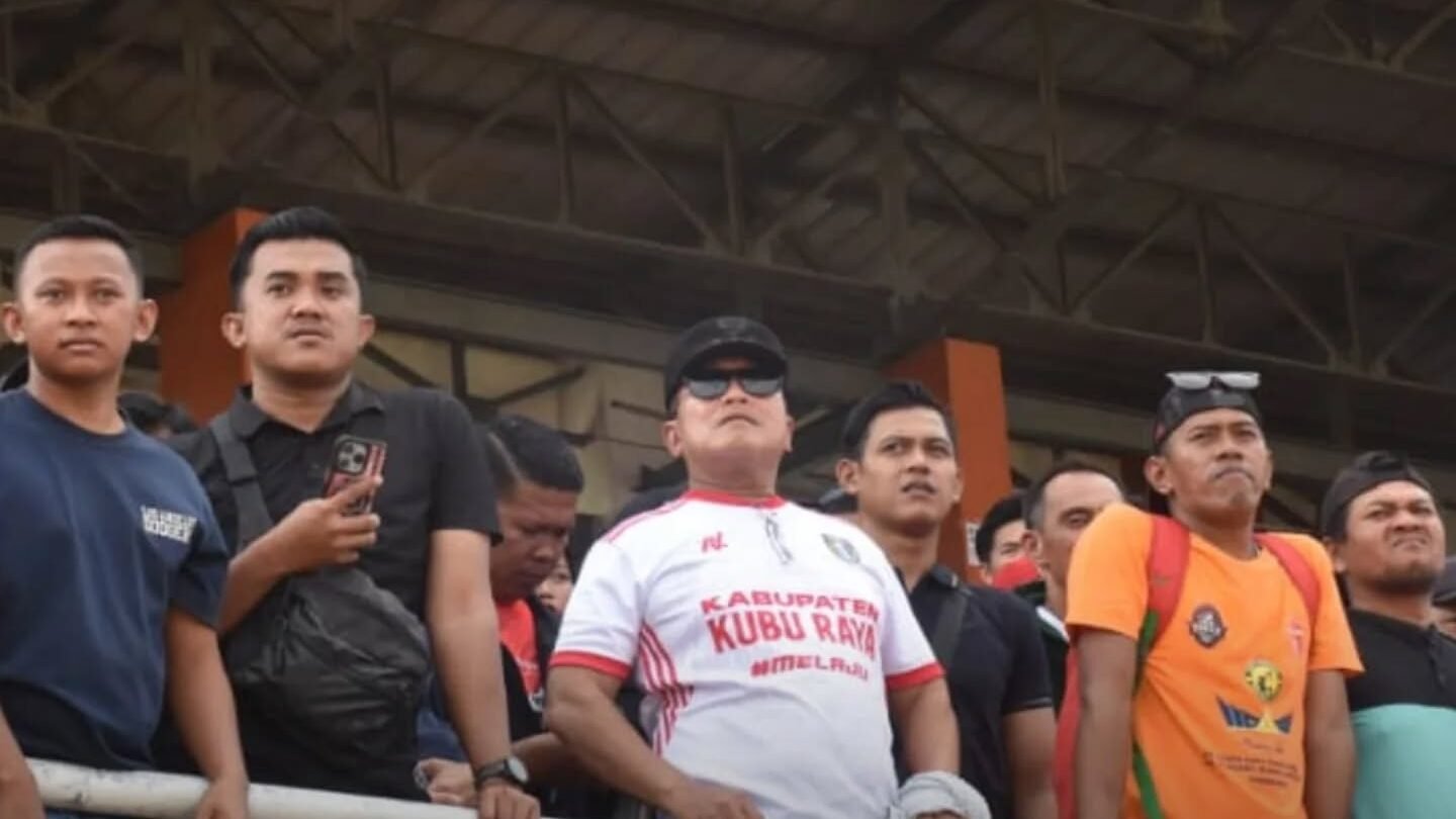 Bupati Sujiwo memberikan dukungan langsung kepada tim PS Kubu Raya dari tribun Stadion Sultan Syarif Abdurrahman (SSA) Pontianak. (Dok. HO/Faktakalbar.id)