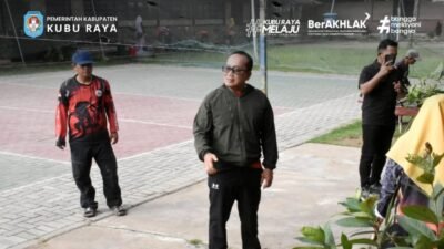 Bupati Kubu Raya Sujiwo meninjau langsung kegiatan kerja bakti membersihkan lingkungan sekolah di SMP Negeri 3 Sungai Raya pascainsiden pelemparan molotov. (Dok. HO/Faktakalbar.id)