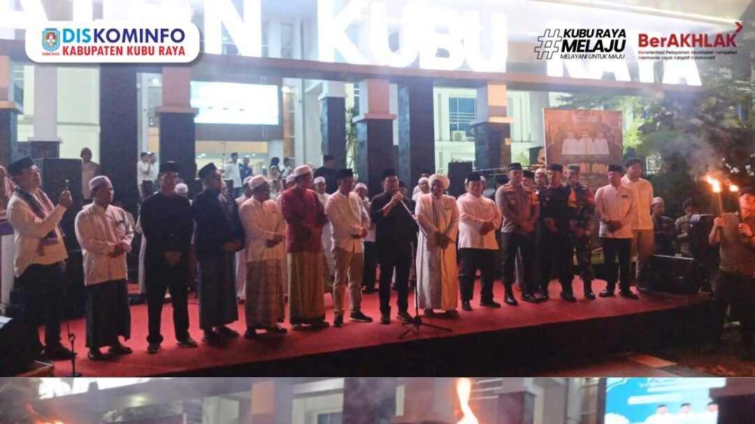 Bupati Kubu Raya Sujiwo didampingi Wakil Bupati Sukiryanto dan tokoh agama memegang obor saat melepas ribuan peserta pawai menyambut Ramadan di halaman Kantor Bupati. (Dok. HO/Faktakalbar.id)