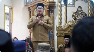 Bupati Kubu Raya Sujiwo sedang memberikan sambutan di depan jamaah Masjid Jami’ul Falah terkait rencana penanganan blank spot di Desa Sungai Kupah. (Dok. HO/Faktakalbar.id)