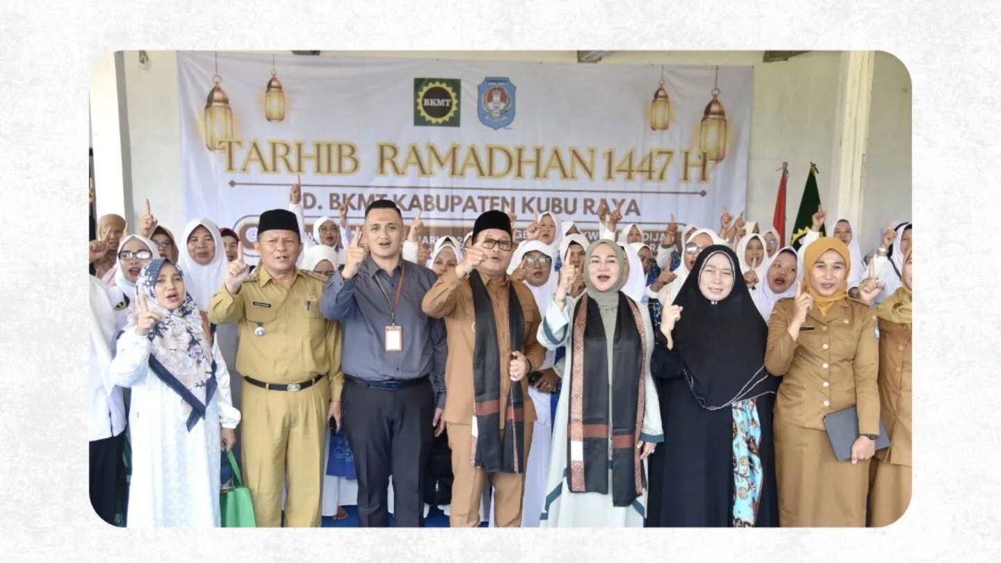 Bupati Kubu Raya Sujiwo berfoto bersama pengurus dan anggota BKMT Kabupaten Kubu Raya dalam acara Tarhib Ramadan 1447 H di Gedung Dakwah Khodijah. (Dok. HO/Faktakalbar.id)