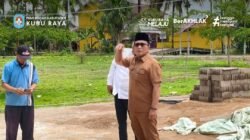 Bupati Sujiwo yang mengenakan seragam cokelat sedang meninjau progres perbaikan bangunan Masjid Jami’ Sabilillah di Desa Mekar Sari. (Dok. HO/Faktakalbar.id)