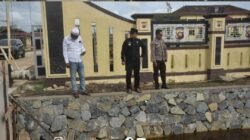 Bupati Kubu Raya Sujiwo meninjau progres pembangunan turap dan rencana trotoar di depan Polres Kubu Raya. (Dok. HO/Faktakalbar.id)