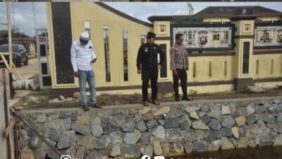 Bupati Kubu Raya Sujiwo meninjau progres pembangunan turap dan rencana trotoar di depan Polres Kubu Raya. (Dok. HO/Faktakalbar.id)