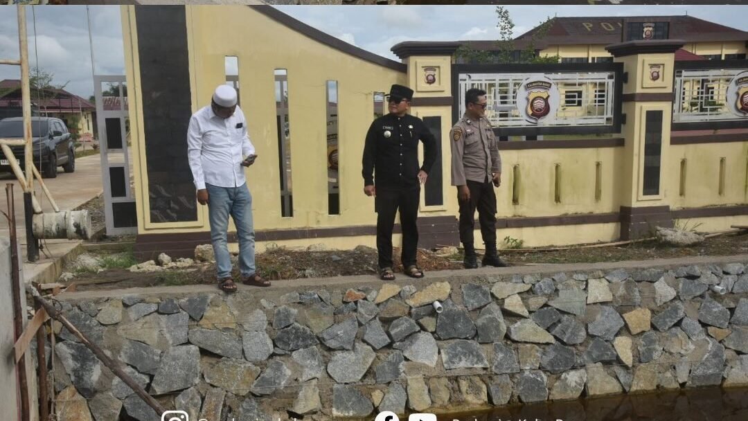 Bupati Kubu Raya Sujiwo meninjau progres pembangunan turap dan rencana trotoar di depan Polres Kubu Raya. (Dok. HO/Faktakalbar.id)