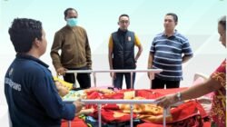 Camat Air Upas, Samson Nopen, menjenguk siswi SMP asal Desa Sukaria yang sedang menjalani perawatan medis di Puskesmas Air Upas akibat dugaan keracunan. (Dok. HO/Faktakalbar.id)