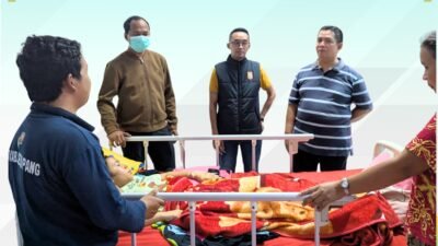 Camat Air Upas, Samson Nopen, menjenguk siswi SMP asal Desa Sukaria yang sedang menjalani perawatan medis di Puskesmas Air Upas akibat dugaan keracunan. (Dok. HO/Faktakalbar.id)