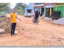 Atasi Keluhan Warga, Camat Air Upas Pantau Perbaikan Jalan Simpang Empat RJM-Ibul