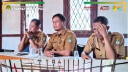 Camat Air Upas Samson Nopen memimpin rapat koordinasi bersama staf untuk memantapkan persiapan Musrenbang RKPD 2027. (Dok. HO/Faktakalbar.id)