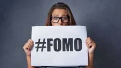 "Sering merasa tertinggal saat melihat media sosial? Simak 5 cara efektif berhenti dari rasa FOMO dan mulai menikmati momen saat ini dengan lebih bahagia."