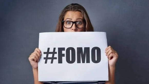 "Sering merasa tertinggal saat melihat media sosial? Simak 5 cara efektif berhenti dari rasa FOMO dan mulai menikmati momen saat ini dengan lebih bahagia."