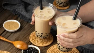 "Susah lepas dari es teh atau kopi instan? Simak 5 cara efektif atasi kecanduan gula dan bahaya minuman sachet demi kesehatan ginjal jangka panjang."